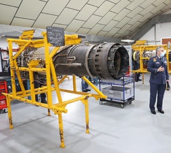 Su Majestad el Rey visitó las instalaciones de enseñanza y las del 233 Escuadrón